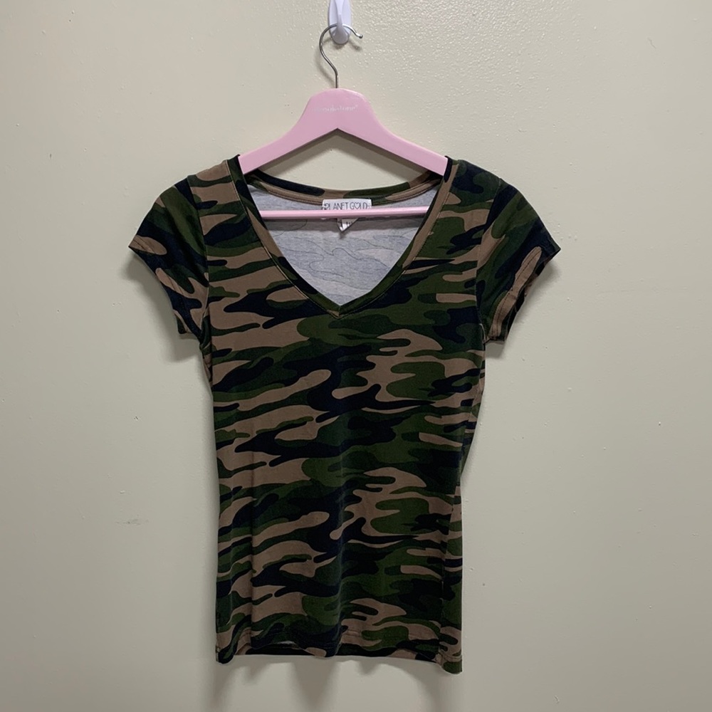 Planet gold cute camouflage V neck tee. Super comfy and light material